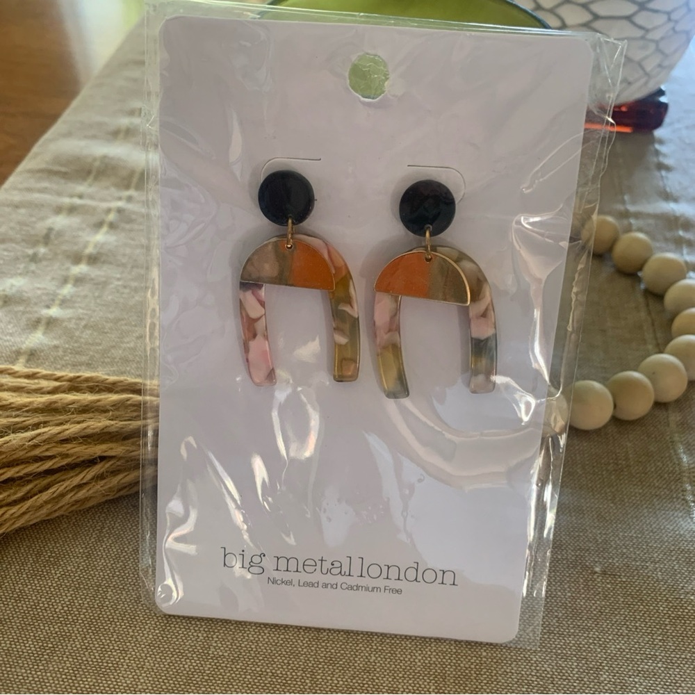 Big Metal London Camille Resin Arch Dangle Earrings 🆕 Gold Black Retro 80s